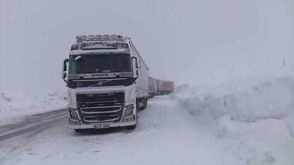 Kar yağışı ve buzlanma nedeniyle 2 bin 550 rakımlı Ilgar Dağı Geçidi’nde ulaşım aksadı