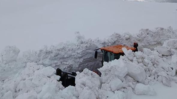 Erzincan’da 4 metreyi aşan karla mücadele