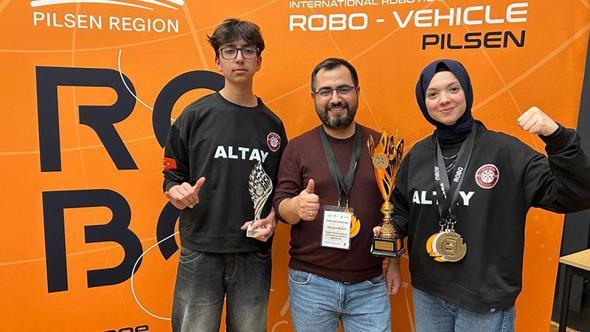 Meslek Lisesi'nde üretip, ‘Altay’ adını verdikleri otonom robotla dünya 2’ncisi oldular