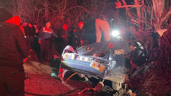 Otomobil ağaca çarptı: 2 ölü, 2 yaralı