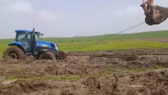 Tarlada çamura saplanan traktörler 3 gün sonra kurtarıldı