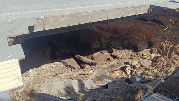 Siirt’te kaldırım çöktü; yol trafiğe kapatıldı