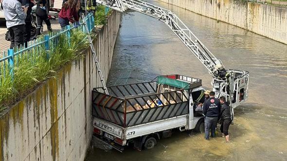Dereye uçan kamyonetin sürücüsü yaralandı; kaza kamerada