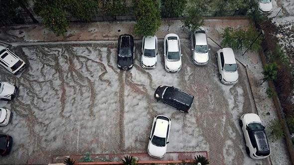 Adana’da sağanak ve dolu yağışı; cadde ve sokaklar beyaza büründü