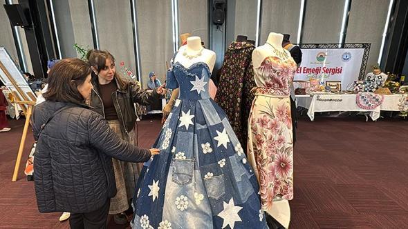 Atık kot pantolonlardan elbise, pazar arabası ve kadın çantaları üretti