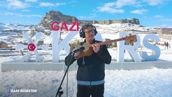 Kars polisi hem çaldı hem söyledi