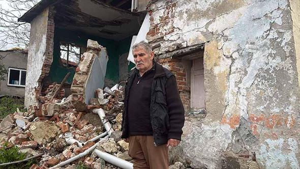 İnşaat alanındaki toprak kayması nedeniyle evi yıkıldı; eşiyle birlikte çocuklarının yanına sığındı