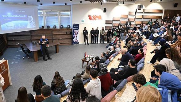 Alper Gezeravcı, Eskişehir'de üniversitelilerle bir araya geldi