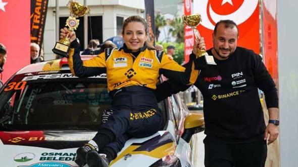 Türkiye'nin ilk engelli kadın pilotu Kübra Denizci Keskin'den podyumda çifte başarı