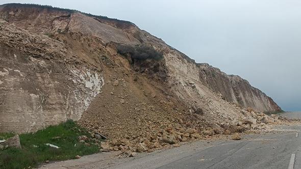 Batman'da üniversite yolu üzerinde heyelan