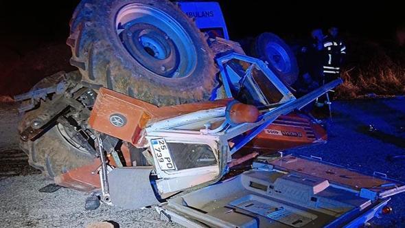 Ambulans traktöre arkadan çarptı: 4 yaralı