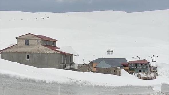 Havalar ısındı, Bülbülan Yaylası'nda kışın kara gömülen evler ortaya çıktı