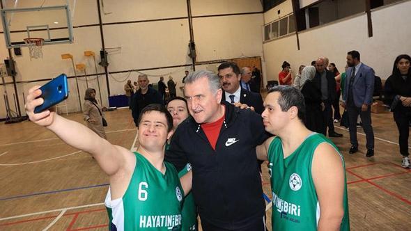 Bakan Bak, down sendromlu sporcularla maç yaptı