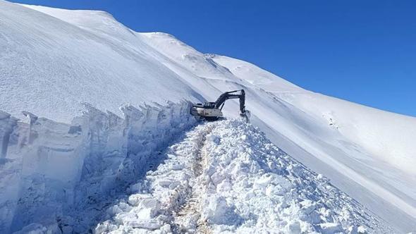 Hakkari'de askeri üs bölge yollarında 6 metrelik karla mücadele