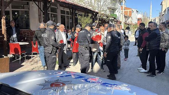 Kavga ihbarına giden polisler Türk bayrağı ve çiçeklerle karşılandı