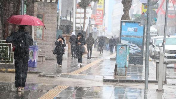 Van'da nisan karı; 11 yerleşim yeri ulaşıma kapandı