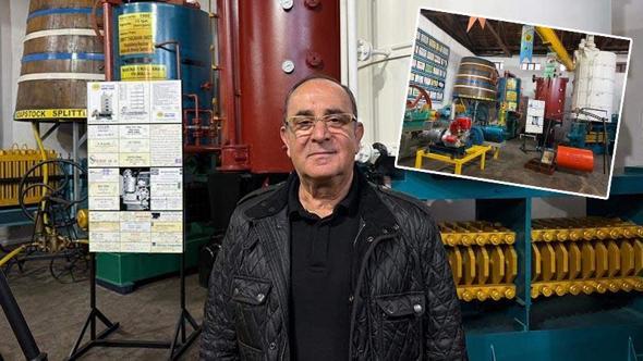 Bir bölümünü müzeye dönüştürdüğü 97 yıllık fabrikada, eski makineleri sergiliyor