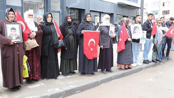 Evlat nöbetindeki anne: Ceza yok, gelin teslim olun