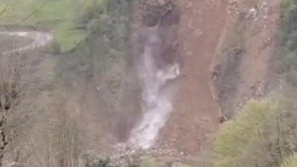 Rize'de yamaçtan kopan kaya, dereye yuvarlandı; o anlar kamerada
