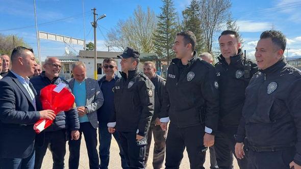 Kavga ihbarına giden polisler, çiçeklerle karşılandı