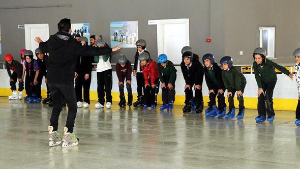 Van'da bir yılda 10 bin öğrenciye buz pateni eğitimi verildi