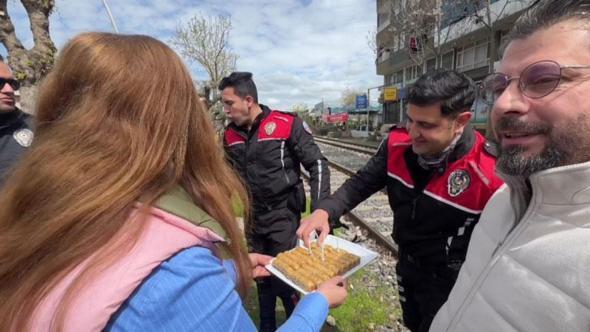Kavga ihbarına giden polislere gazetecilerden baklavalı kutlama