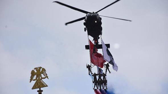Polislerden helikopterde 'üzüm salkımı' gösterisi
