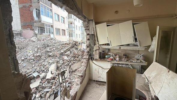 8 katlı binanın yıkımı sırasında iş yerinden sonra bir evin de duvarı yıkıldı