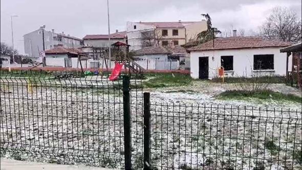 Edirne’de dolu yağışı; ilçe beyaza büründü