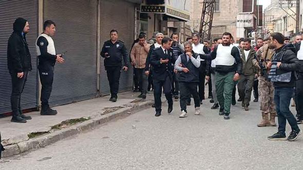 Polisleri görünce 5 kişiyi rehin alan cezaevi firarisi, ikna edilip gözaltına alındı