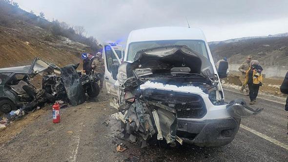 Öğretmenleri taşıyan servis minibüsü ile otomobil çarpıştı: 1 ölü, 9 yaralı