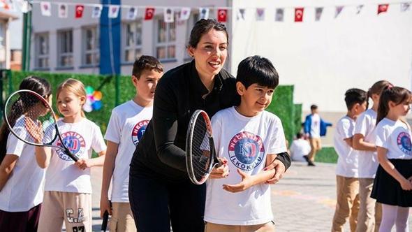 Eski milli tenisçi, ilkokul öğrencilerine ilham oldu