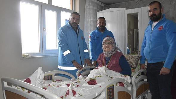 Yatağa bağımlı hastanın ortopedik yatak sevinci