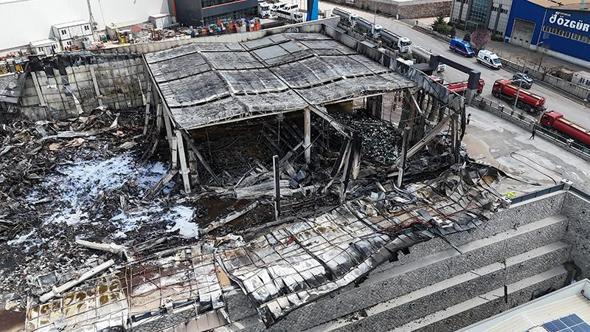 Fabrikadaki yangınının neden olduğu hasar havadan görüntülendi