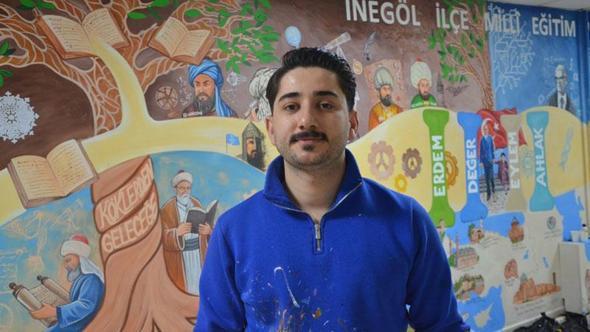 İşitme engelli öğretmen, ‘Türkiye Yüzyılı Maarif Modeli’ müfredatını duvara resmetti