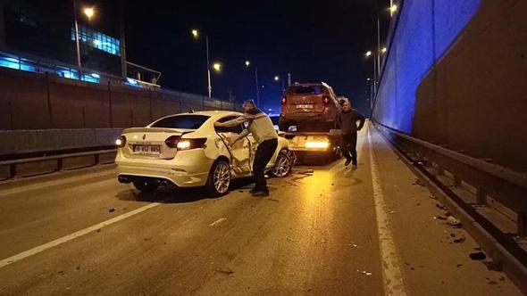 Bursa'da 2 otomobil ve midibüsün karıştığı kazada 6 kişi yaralandı