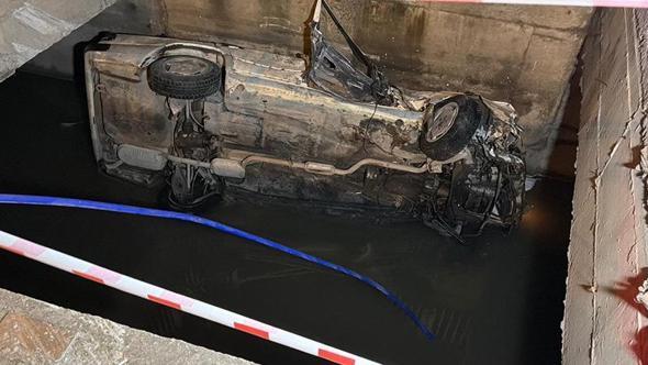 Eskişehir'de virajı alamayan otomobil, 5 metre yükseklikten sulama kanalına düştü
