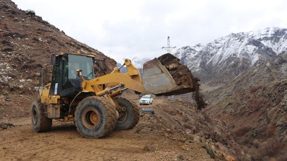 Oltu’da kar ve yağmur heyelana yol açtı