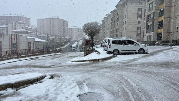 Yüksekova, kar yağışıyla beyaza büründü