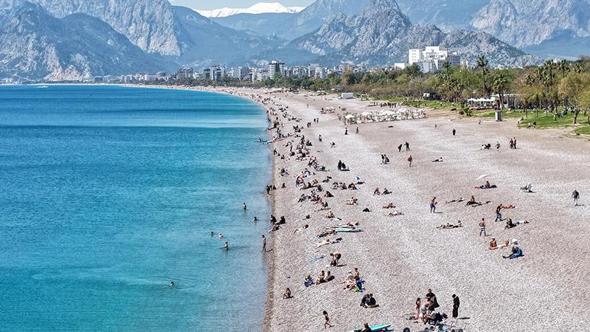 Konyaaltı Sahili'nde yoğunluk