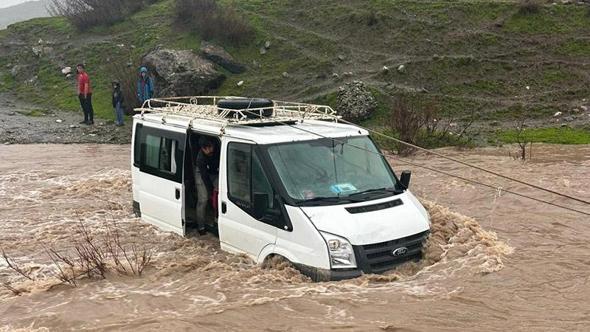 Kalp krizi geçiren kadın, selin kapattığı yolda mahsur kaldığı araçta öldü