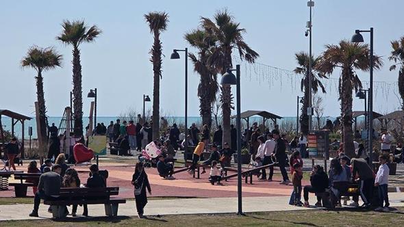 Hatay’da güneş yüzünü gösterdi, sahiller doldu
