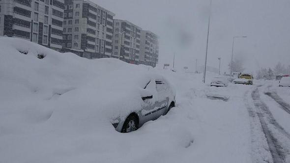 Bitlis’te 111 köy yolu kardan kapandı
