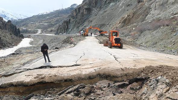 Hakkari- Van kara yolunda heyelan; ulaşım kontrollü sağlanıyor