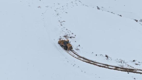Van'da kardan kapanan 93 yerleşim yerinin 39'u ulaşıma açıldı