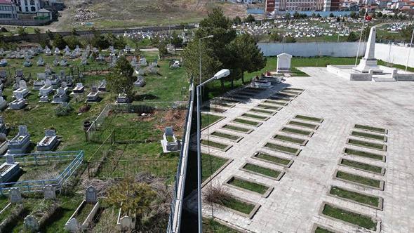 İlçe mezarlığında 'kıble' farklılığı