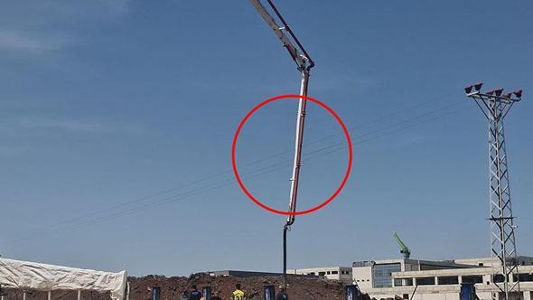 Beton pompasının bomu yüksek gerilim hattına temas etti; 1’i ağır, 2 yaralı