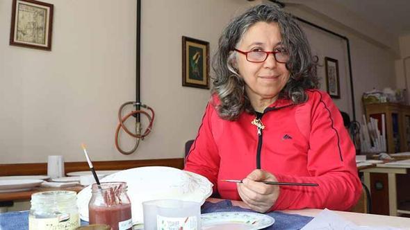 Kazanın izlerini çini fırçasıyla siliyor