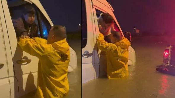 Adana’da sağanak hayatı olumsuz etkiledi; minibüste mahsur kalan çocuklar kurtarıldı