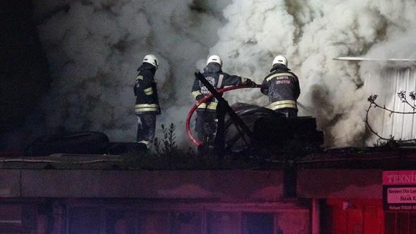 Oto elektrikçi dükkanında yangın: 1’i itfaiye personeli 2 yaralı